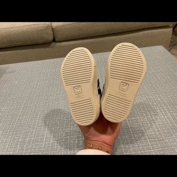 Brand new veja sneakers - Picture 4 of 5